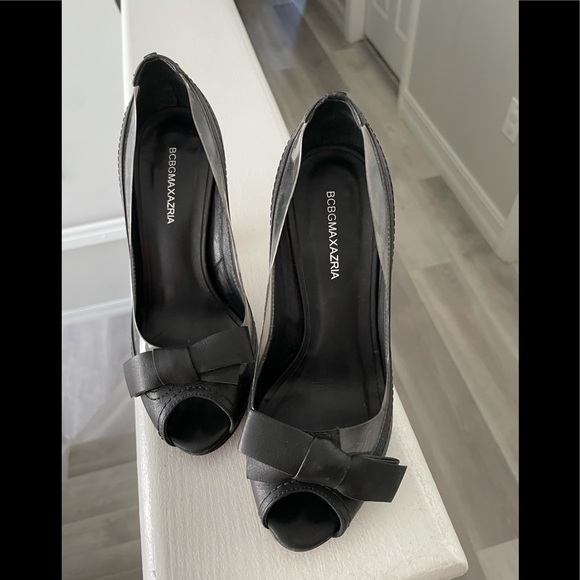 BCBG MAXAZRIA Black pumps with clear details and bow in size 5 - Picture 8 of 9
